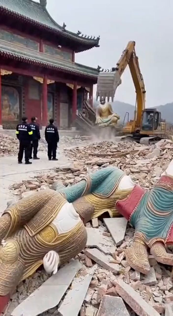 中国 チベットの寺を撤去 宗教は毒なので、外科手術中なのだろうか 一方、自公立国維はこれら憲法にある 信教の自由や言論の自由を持たない国へ 友好関係を示す愚か者が多数いる よっぽど、頭が悪いんだろう