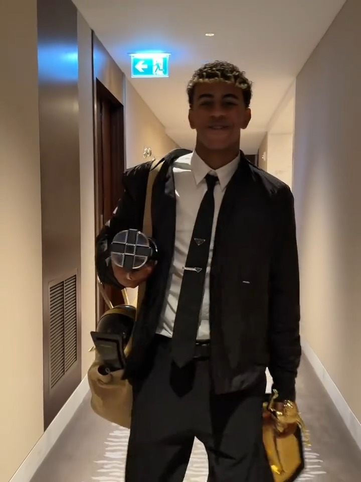 Lamine Yamal needed a bag to carry all his awards from the 2025 Globe Soccer Awards 🏆😮‍💨