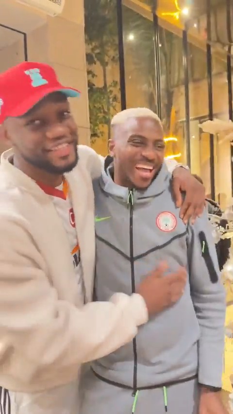 💛❤️ Galatasaray formalı bir arkadaşı, Victor Osimhen'in yeni yaşını Afrika Kupası için kamp yaptığı otelde kutladı.