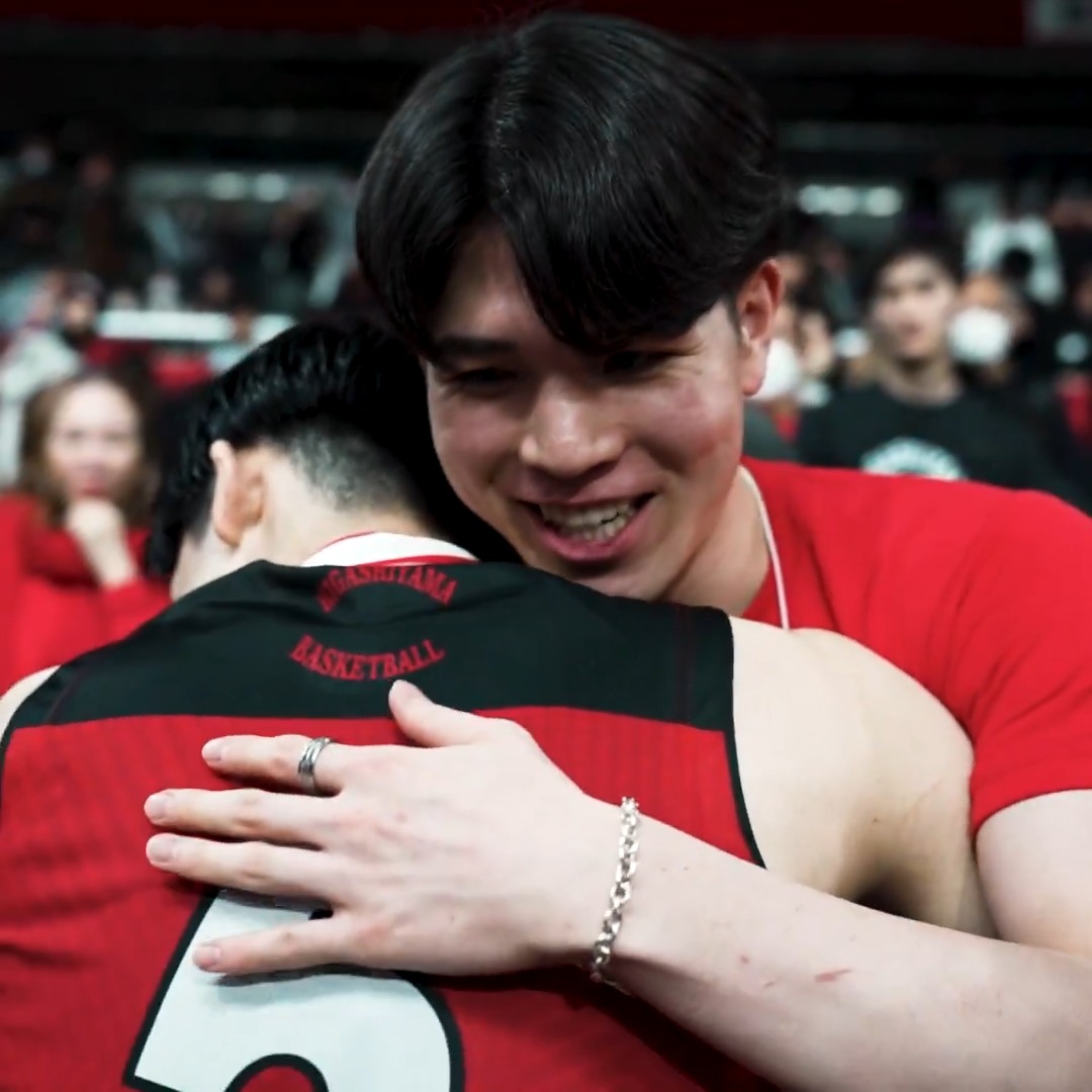 準優勝を称える抱擁。 東山キャプテン・佐藤凪を抱きしめる瀬川琉久。 #ウインターカップ #高校バスケ最高到達点 #高校バスケ
