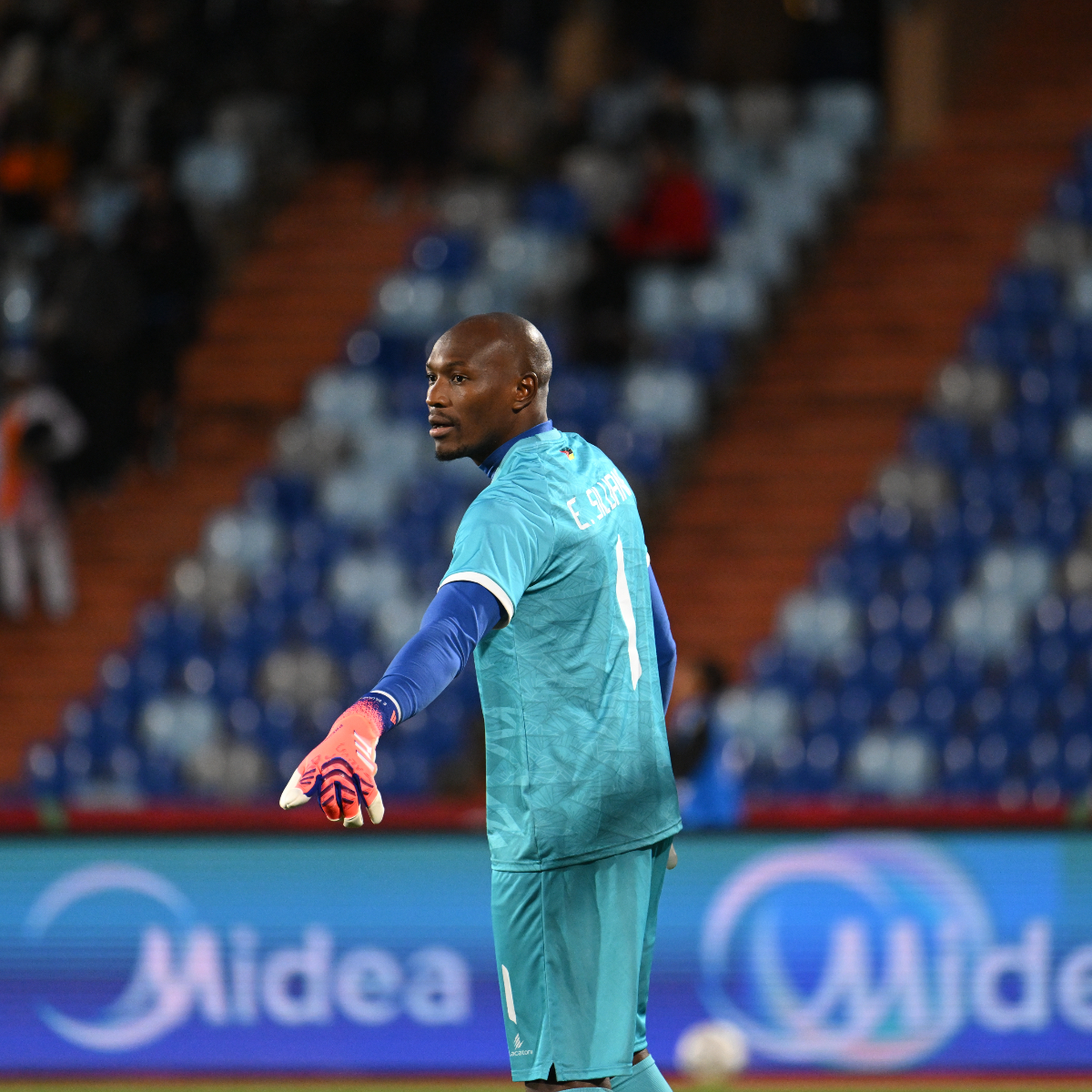 A goalkeeping masterclass from Ernan Siluane. Among many saves, this one stood out as the Sidi Ali Water Save of the Day. 🧤🇲🇿 #TotalEnergiesAFCON2025