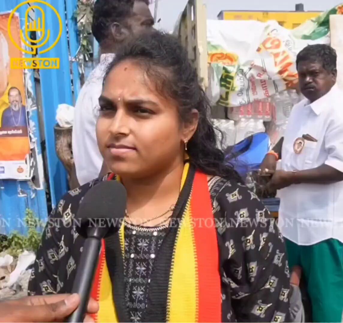 இந்த அக்கா ஒரு தினுசா விஜய் அண்ணாவ அடிக்கிதுடா...