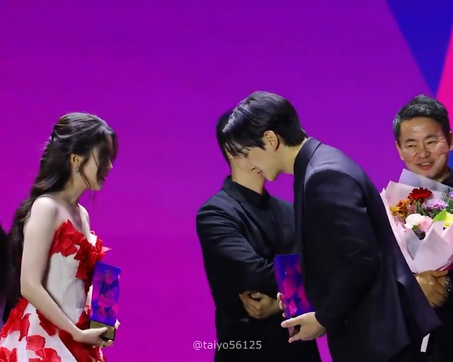 junho and IU having a bow off asjdjdk they really said let’s see who can bow more 😭