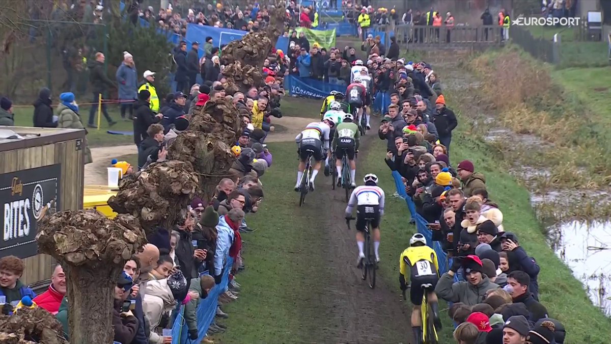 🚵🇧🇪 | Wat gebeurde daar? Mathieu van der Poel lijkt geraakt te worden door de hand van een toeschouwer? Het is echter de vraag of dit bewust was. 🤔 📺 Stream cross op HBO Max