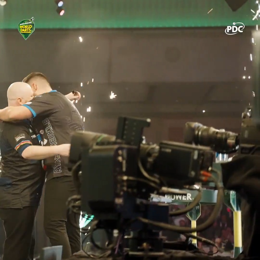 Justin Hood's dream debut run continues at the Palace... And look what it means to his friends and family! ❤️ #WCDarts