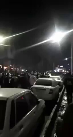 Le proteste dei #bazari a #Teheran si estendono ad altre città dell'#Iran. La popolazione di Teheran ha scandito lo slogan "Siamo tutti insieme". "Non abbiate paura, non abbiate paura, siamo tutti insieme" per le strade di Teheran". Agenti della polizia antisommossa armati fino ai denti sono schierati nei punti nevralgici della megalopoli iraniana. Le proteste non si arrestano dopo due giorni. Seguite qui, tutto quanto accade in Iran, ora dopo ora. Aggiornamenti a breve... Radio Radicale #Turchia