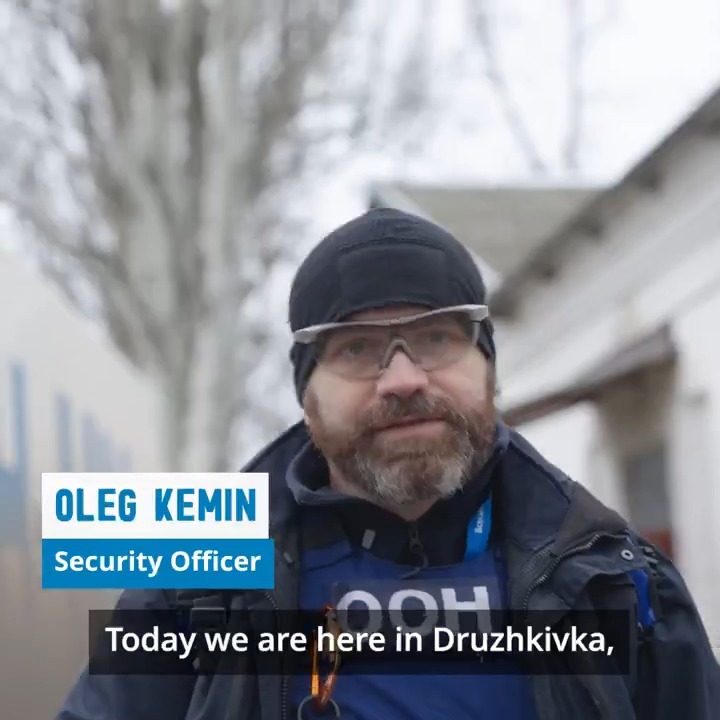 This is what delivering WFP assistance looks like just 16 km from the frontline in #Ukraine, with a constant risk of shelling. Around 420,000 people living near the frontline face severe food insecurity. Humanitarian support is essential to help get them through the winter months.