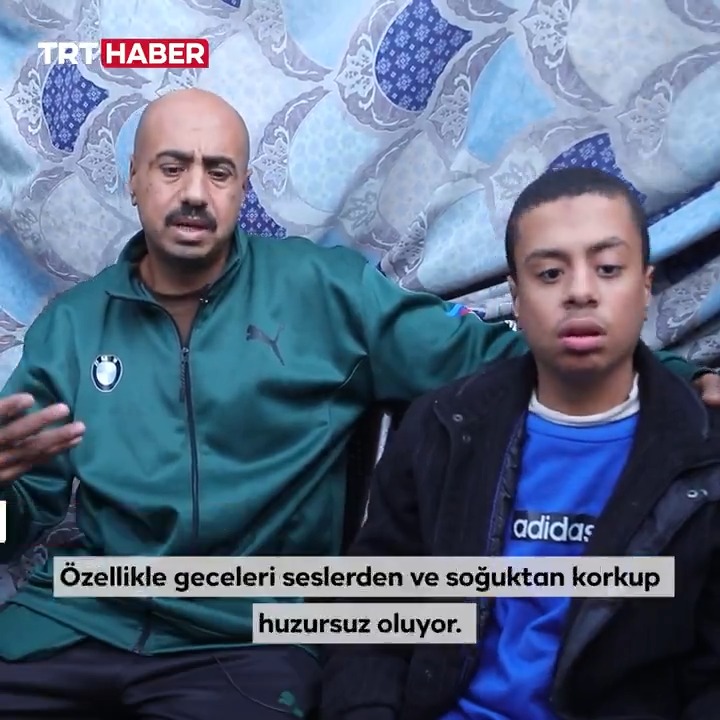 Katil İsrail'in saldırıları yüzünden Gazze’de derme çatma çadırlarda yaşayan çocuklar için yağmur sesi bile korkuya dönüşüyor. Otizmli Faris’in babası Abu Fares Ajla: ▪️"Geceleri seslerden ve soğuktan çok korkuyor. Onun gibi çocuklar daha iyi yaşam koşullarına sahip olmalı."