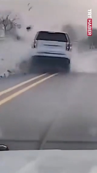 Direksiyon başında uyuyakalan şoför trafiği birbirine kattı. 📍ABD