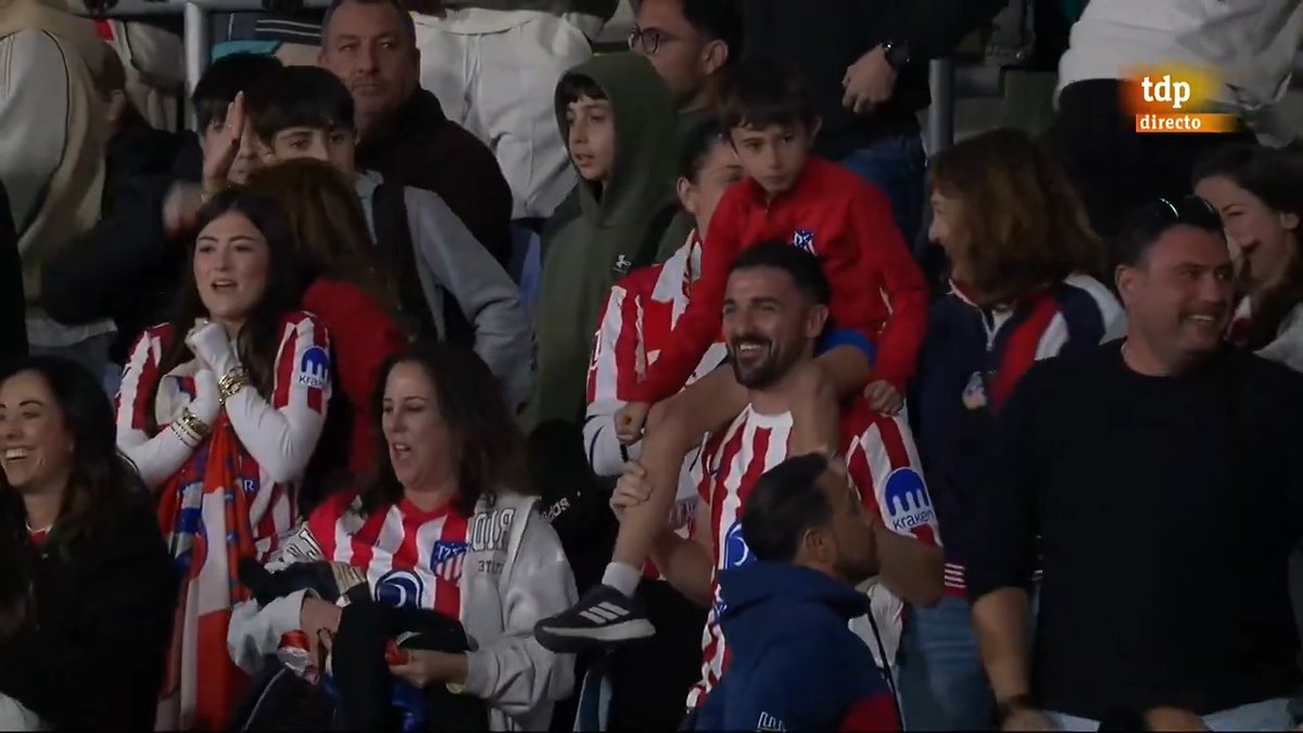 ๐ ยกEl Atlรฉtico de Madrid es el nuevo campeรณn de #LALIGAFCFUTURES! ๐ดโช๏ธ Lo celebra todo el equipo en el cรฉsped y David Villa en la grada junto al resto de padres y aficionados. ๐บ Seguimos en directo en Teledeporte con la entrega de premios del torneo.