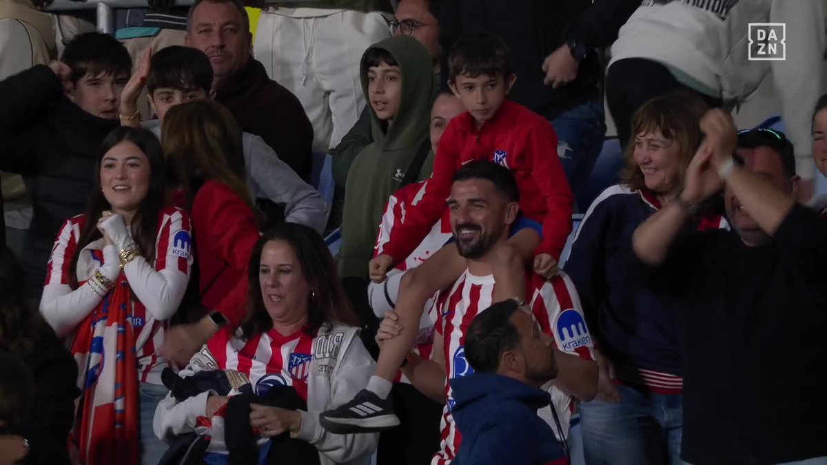 NUNCA DEJES DE CREER ❤️🤍 El @atletiacademia se proclama campeón con el delirio de David Villa en la grada 😍 Su hijo, Luca, forma parte del equipo 🏆 #LALIGAFCFUTURES