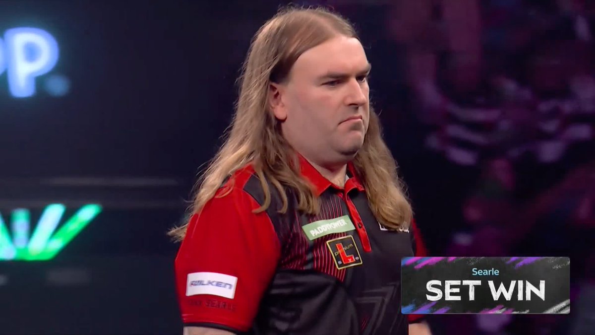 SEARLE STORMING AHEAD! Ryan Searle is playing excellent stuff here, averaging over 104 in the second set to win three legs straight and take a 2-0 advantage! 📺 #WCDarts | R4
