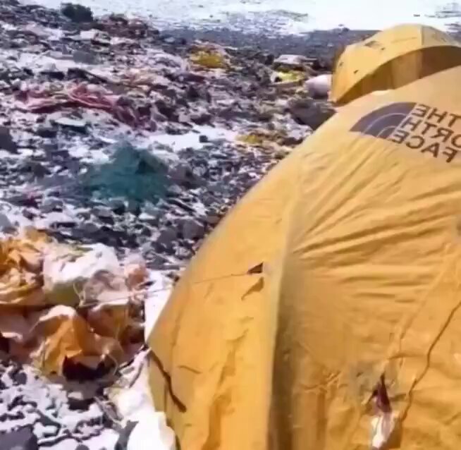 Eu não sabia que o Monte Everest é um lixão a céu aberto nos pontos de apoio, especialmente nos acampamentos mais altos. Estima-se que haja entre 40 e 50 toneladas de lixo na montanha. É o Monte EverTrash. O sonho acabou.