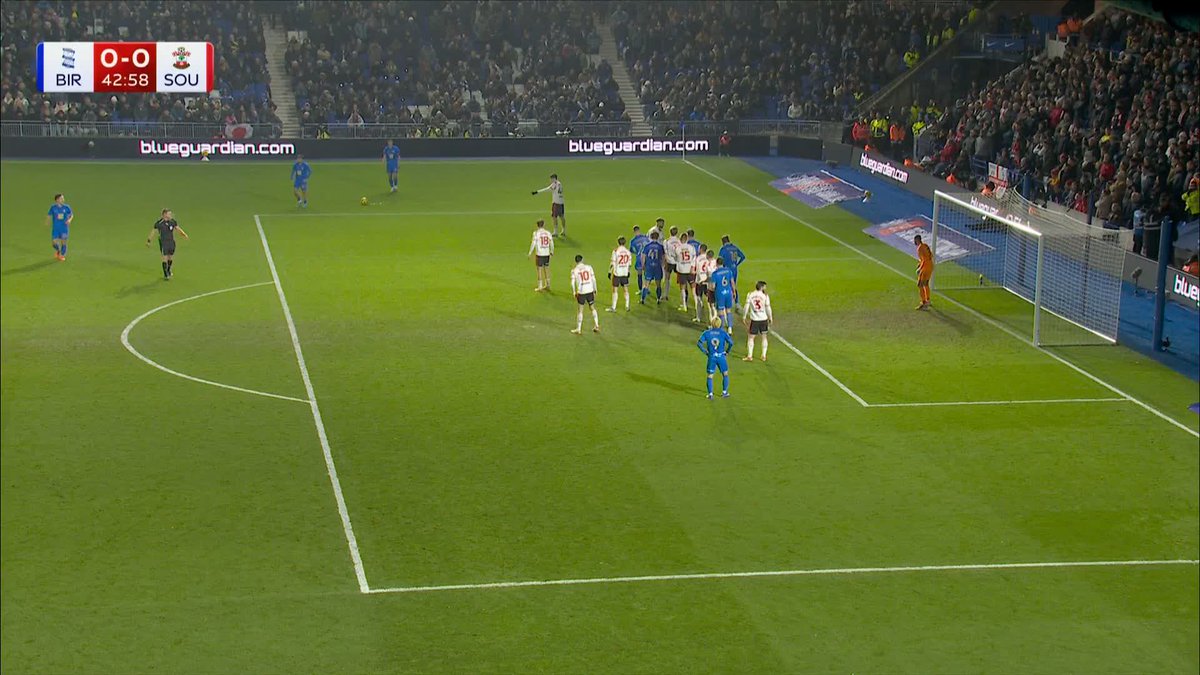 Paik's free-kick clips the top of the crossbar! 💥
