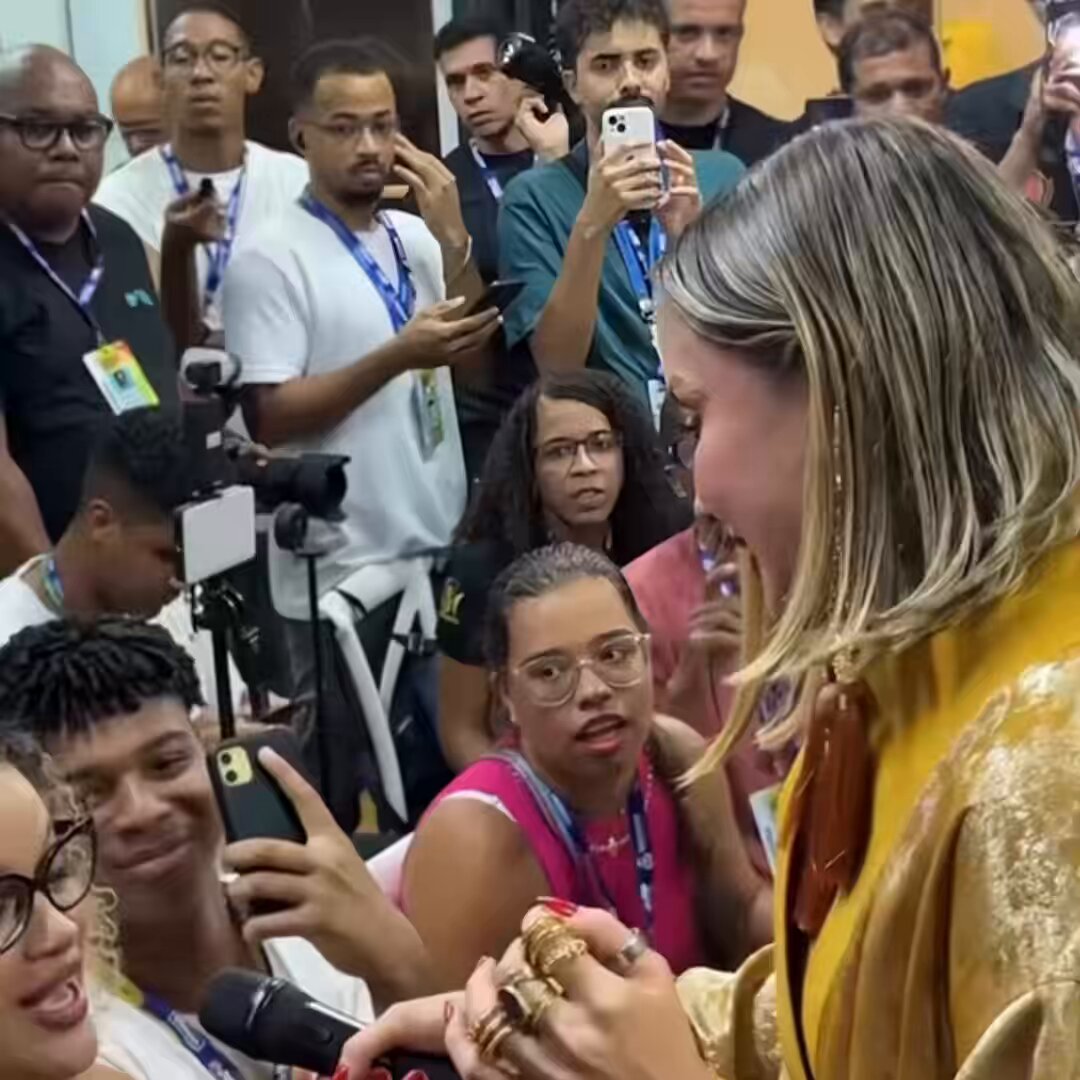 Claudia Leitte comenta sobre seu show histórico na praia de Copacabana: “[…] Eu lembro que o meu empresário na época disse assim: ‘Se tiver 40 mil aí vai ficar massa porque a câmera vai filmar todo mundo junto, vai ficar bonito’. Quando chegou no final do dia, já tinha quase 1 milhão de pessoas […] Lady Gaga, massa. Madonna, massa. O povo todo, massa. Mas a primeira mulher que foi lá e botou pra lascar.”