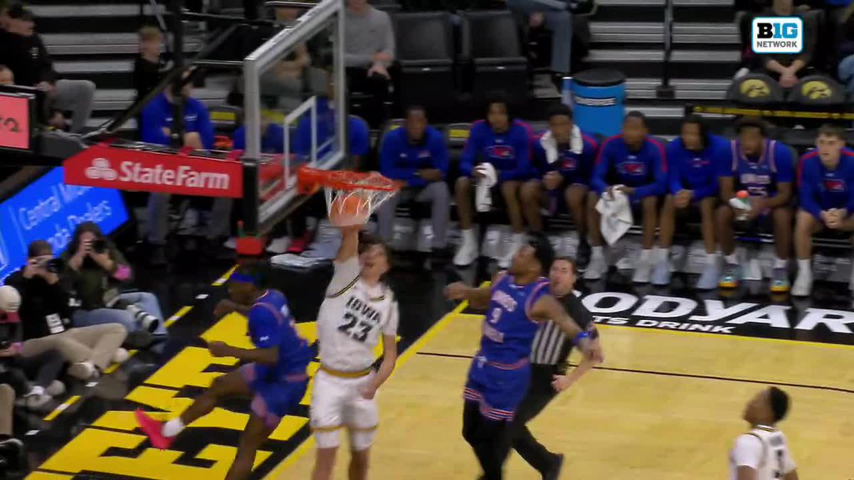 That was a loud two 👀 Isaia Howard throws down the big Iowa Men’s Basketball transition jam. 📺: Big Ten Network
