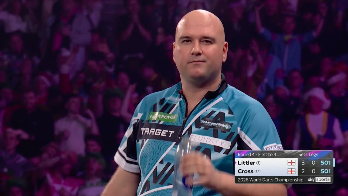 CROSS STAYS ALIVE! An excellent 126 checkout on the bull from Rob Cross, who has reduced the deficit against Luke Littler to 3-2! 📺 #WCDarts | R4