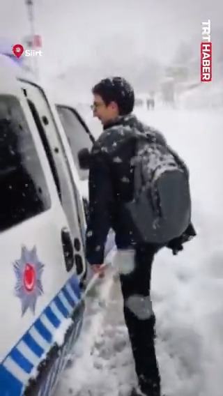 Siirt’te kar yağışı nedeniyle yolda kalan öğrencileri polis ekipleri evlerine bıraktı.