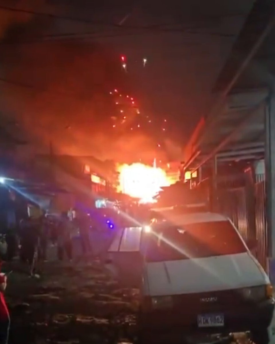🚨 BREAKING: A huge fire has broken out at Medina Market in San Pedro Sula, Honduras. Early reports say it started in a fireworks shop, with multiple businesses destroyed, people injured, and some still trapped.
