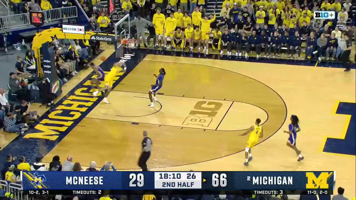 This is such a problem 😭😭😭 7’4” Aday Mara gets the board &amp; instantly launches a SEED to 6’9” Yaxel Lendeborg for the slam in a matter of 3 seconds…. Michigan is insane