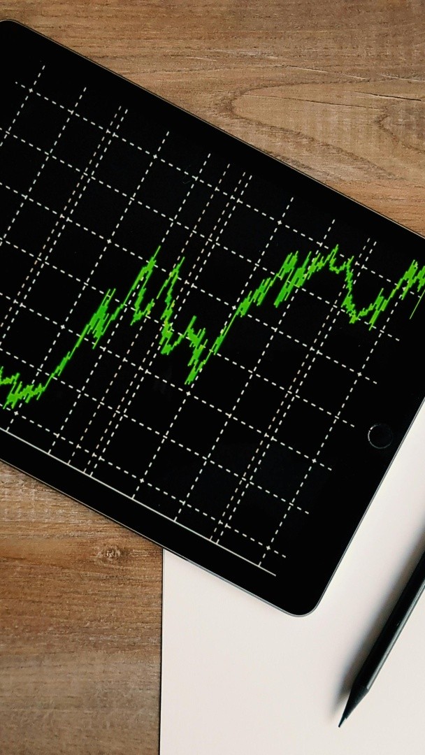 Investissement : les jeunes français raffolent des ETF 🇫🇷📈 Le nombre de détenteurs d'ETF en France a augmenté de 117% en 2025, selon Blackrock, la plus forte hausse en Europe. Plus de la moitié d'entre eux ont moins de 35 ans. 🎙️ Enora Le Louarn avec Julian Picot