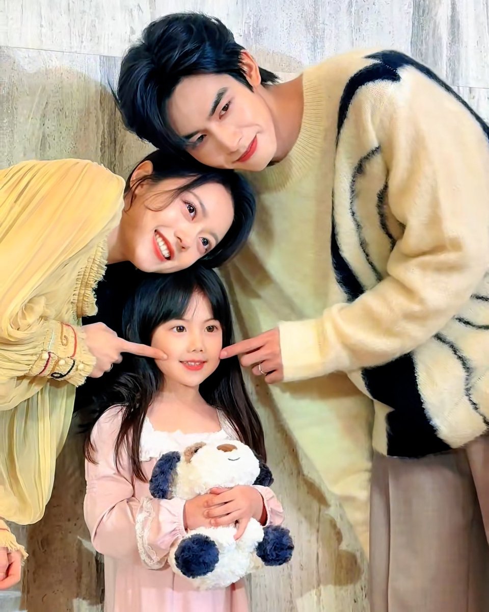 Those little family moments we can’t stop smiling at! 😍 #ShineOnMe #骄阳似我 #SongWeilong #宋威龙 #ZhaoJinmai #赵今麦 #WeTV #WeTVMY #WeTVMalaysia #WeTVAlwaysMore Shine On Me|Streaming on WeTV 💓 𝗪𝗮𝘁𝗰𝗵