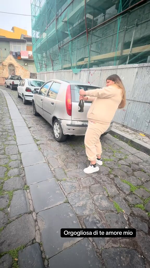 Questa ragazza avrà fatto sacrifici per acquistare questa autovettura vista la passione che ci mette nel festeggiarla. Poi nel 2030 arriva Angelo Bonelli con 15 mila euro al mese e nicola fratoianni con la consorte che ne guadagna 30 mila al mese, e vogliono imporre l’auto elettrica