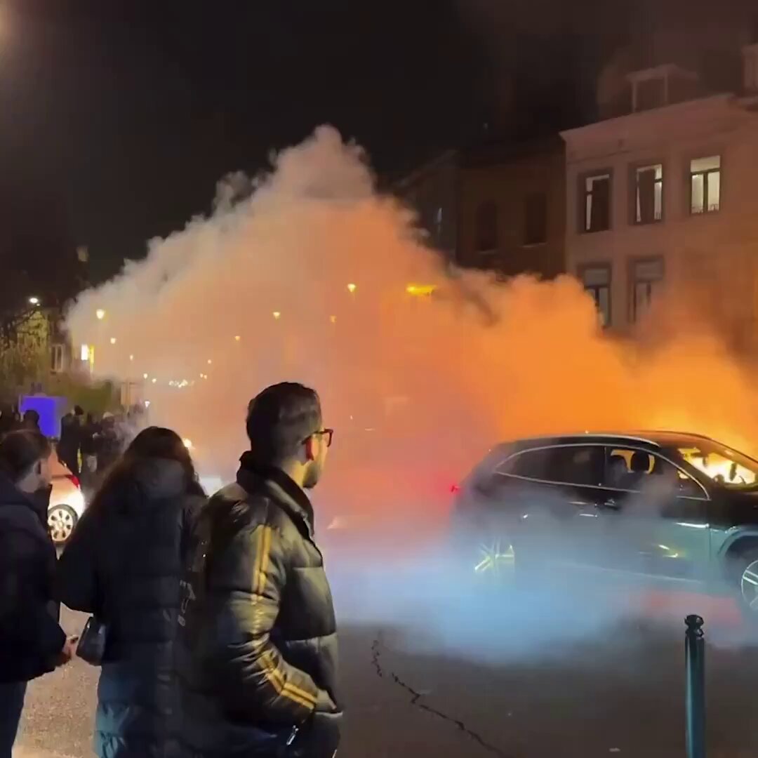 Chaos à Molenbeek (Belgique), la nuit dernière, après le match du Maroc lors de la #CAN2025. Des feux d'artifice, des fumigènes et des tirs de kalachnikov ont été signalés ainsi que des voitures incendiées.