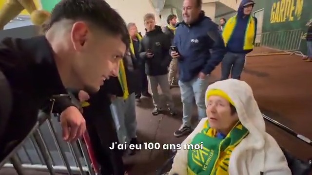 Michelle, 100 ans fidèle supportrice des Jaune et Vert. Un soutien inégalable. Une passion qui perdure. Merci Michelle 💛 #OnEstNantes