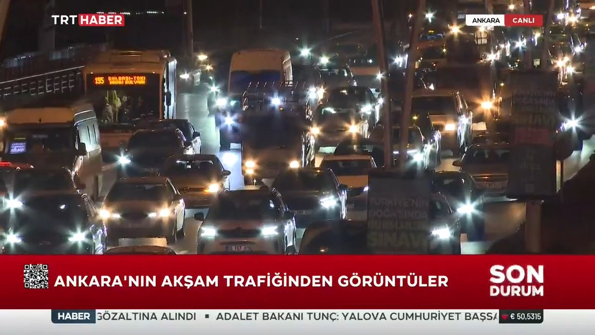 Ankara’da akşam saatlerinde trafik yoğunluğu yaşanıyor.