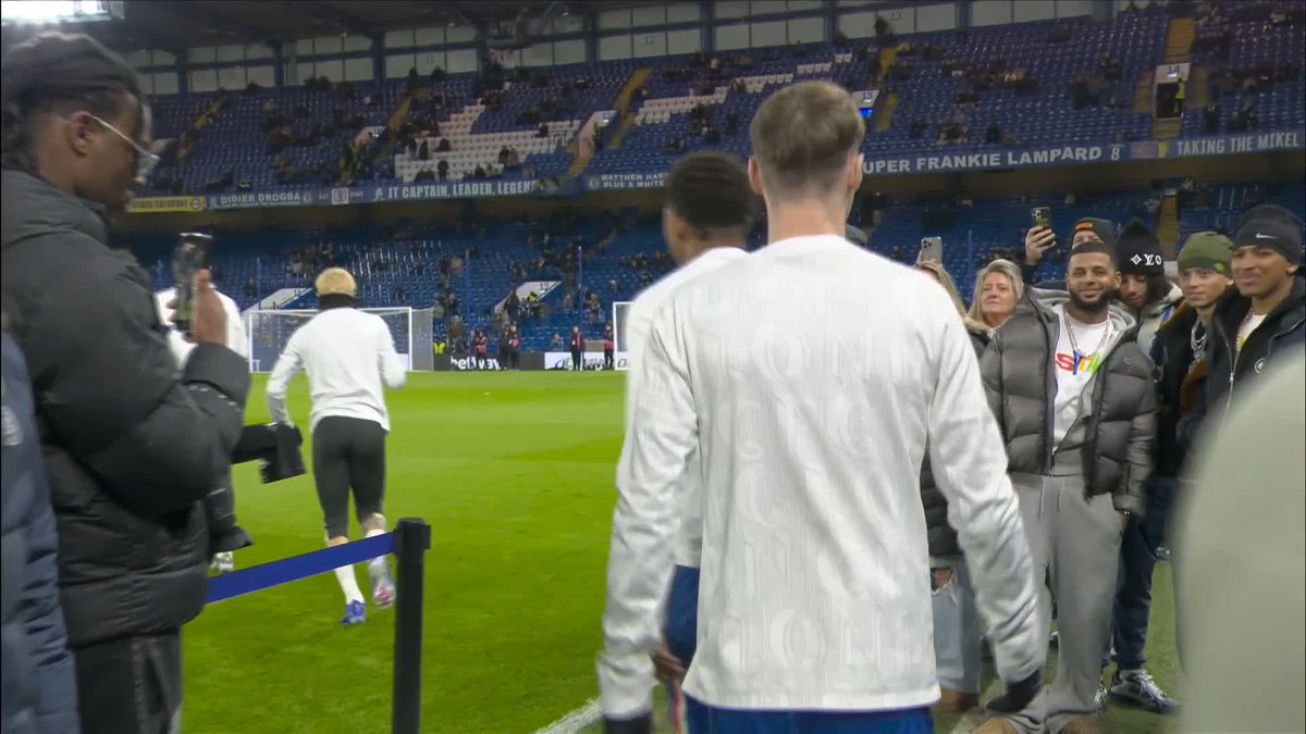🗣️ "That's something the club should be looking at" Jamie Carragher says the lack of experience and leadership on the pitch is one of the main reasons why Chelsea throw away so many leads 💭