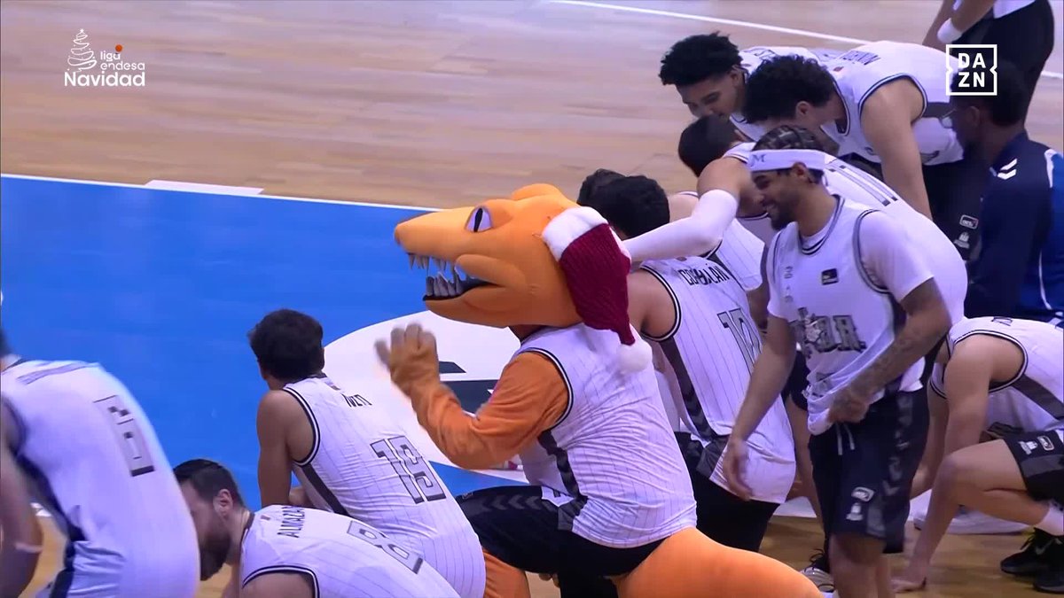 Así despide Recoletas Salud San Pablo Burgos el 2025... ¡CELEBRANDO EN FAMILIA! 💙🙌 📺 DAZN España | #LigaEndesa | #NavidadACB |