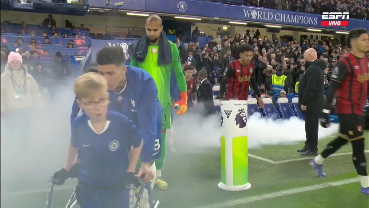 ¡ENZO FERNÁNDEZ Y UN GESTO DE CAMPEÓN DEL MUNDO! Momento conmovedor que vivió el argentino con un niño a la salida al campo de juego en Stamford Bridge. 📺 Mirá la Premier League por #DisneyPlus Plan Premium