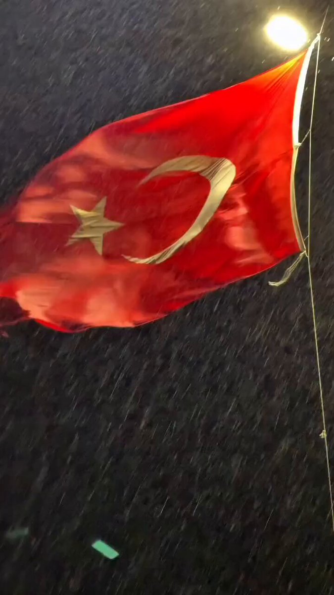 Seninle övünürüm, senin gölgende hürüm.
