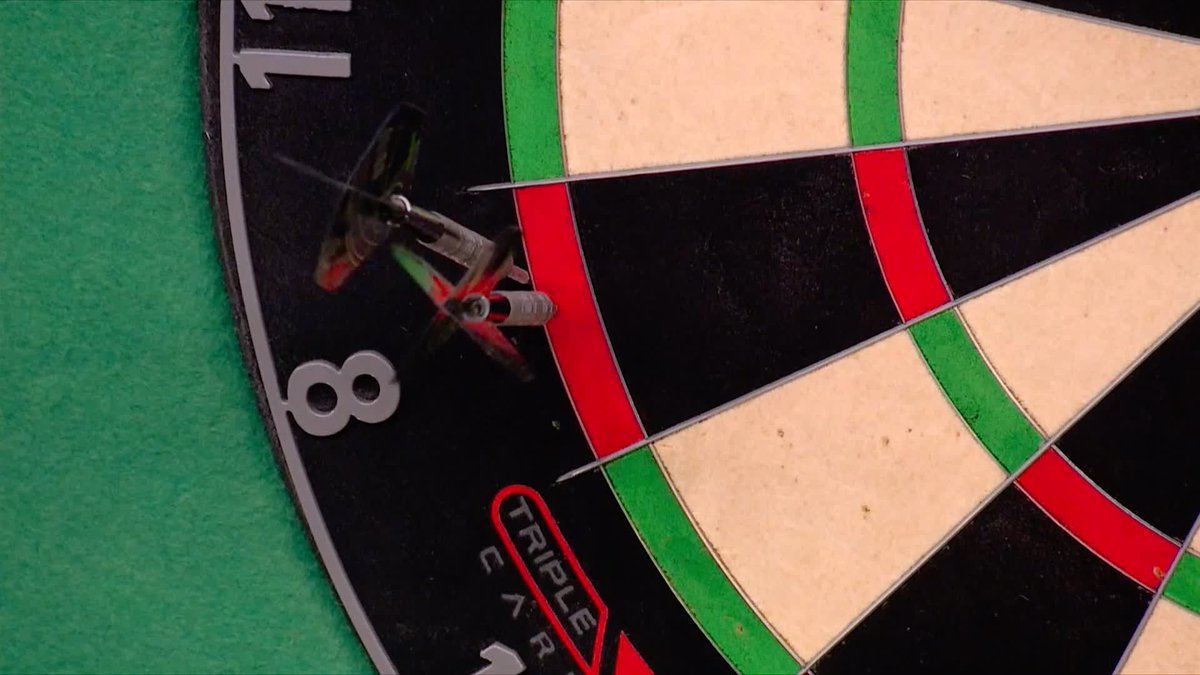 MVG ON THE CHARGE! Michael Van Gerwen with a 116+ average in the third set, as he reduces the deficit against Gary Anderson to 2-1! 📺 #WCDarts | R4