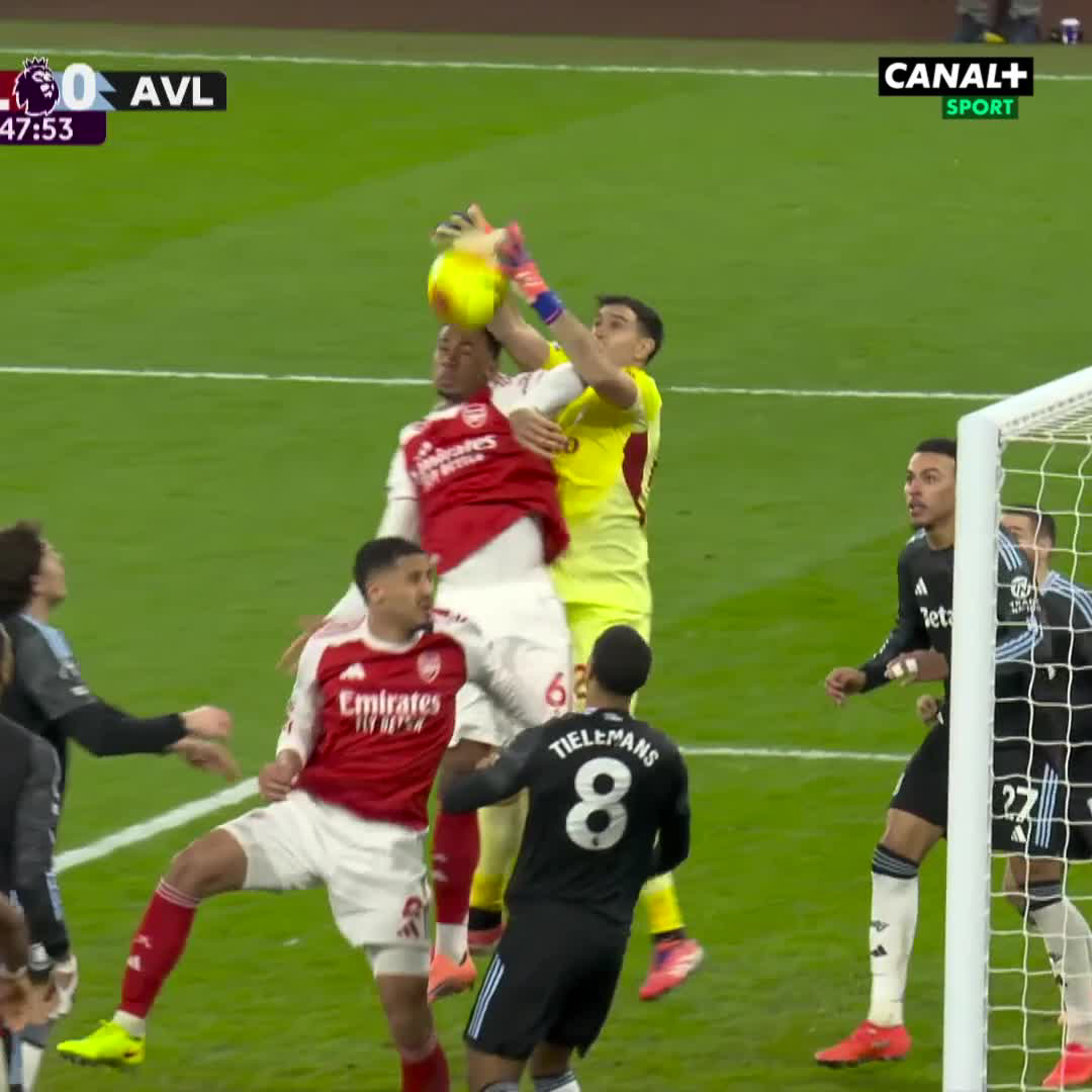 Arsenal + rohový kop… jmenujte lepší duo. 😁 Nedůrazného Martíneze potrestal Gabriel Magalhães! 🎯 #ARSAVL