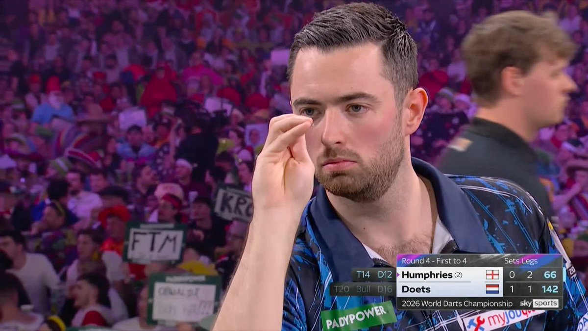 HUMPHRIES REPLIES! Humphries delivers a fantastic second-set riposte to level the game at one set apiece! 📺 #WCDarts | R4