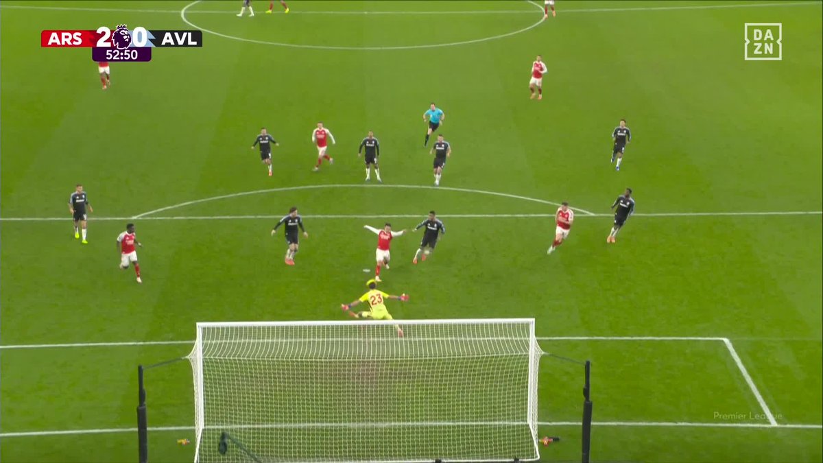 Desde que llegó al Arsenal, Arteta le pidió a Zubimendi ser más dañino en sus pases y tener más llegada al área rival, ser algo más que un pivote para Rice. En ello está: ya suma 3 goles y 3 asistencias esta temporada. Y mirad el hambre en este desmarque.