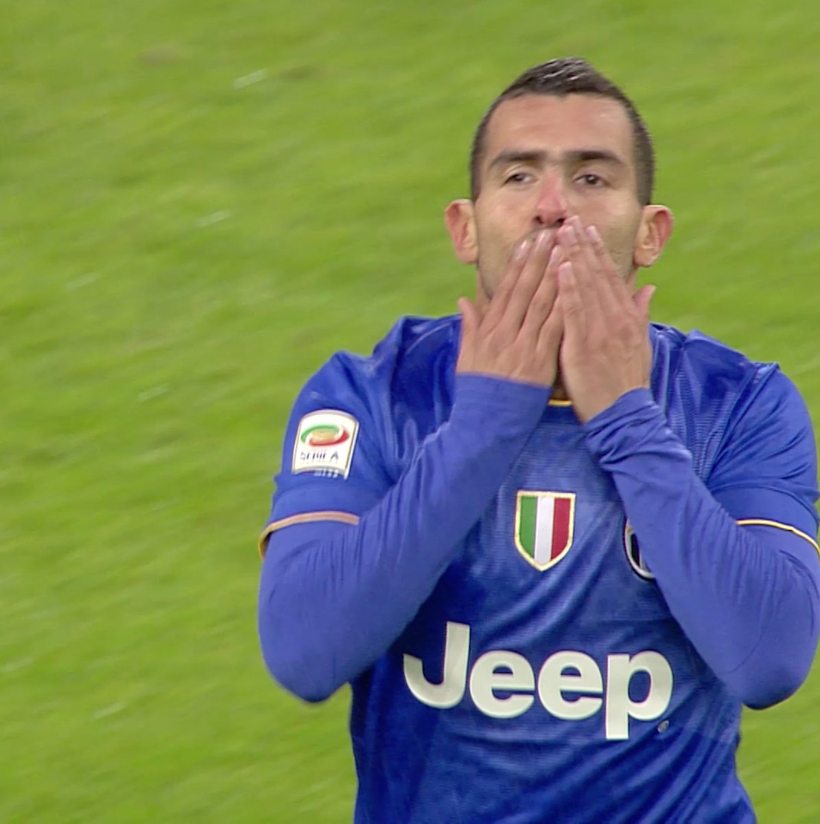 É impressionante o quão bom era Tévez na Juventus Feliz por nunca ter achado algo diferente disso. Craque com todas as letras