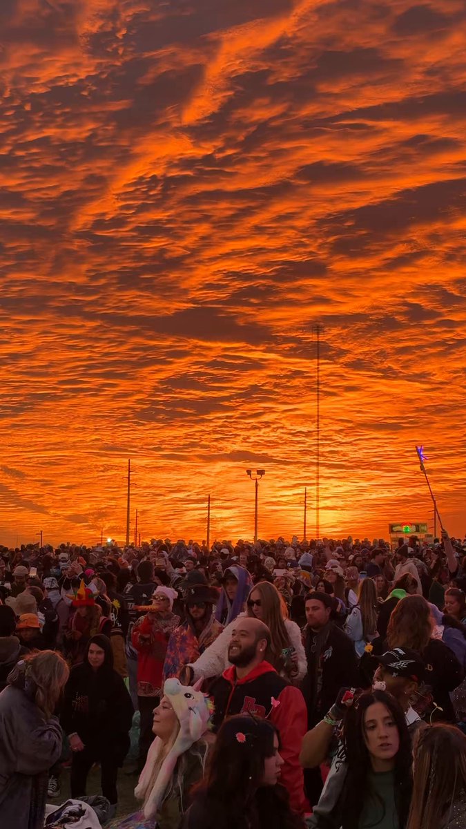 That’s a festival sunset to end the year on. 👌