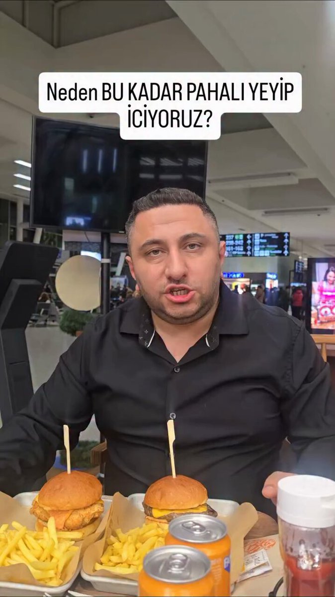 Bir vatandaşın paylaşımı: “Tüm milliyetçilere soruyorum. Şu an havaalanındayım. 2 hamburger, 2 içecek toplam 2000 TL. 22 ülke gezdim bu kadar pahalı havaalanı görmedim. Niye bu kadar pahalıya yiyoruz? Miami’de, Los Angeles’ta bu kadar ödemiyoruz da niye burada ödüyoruz?”