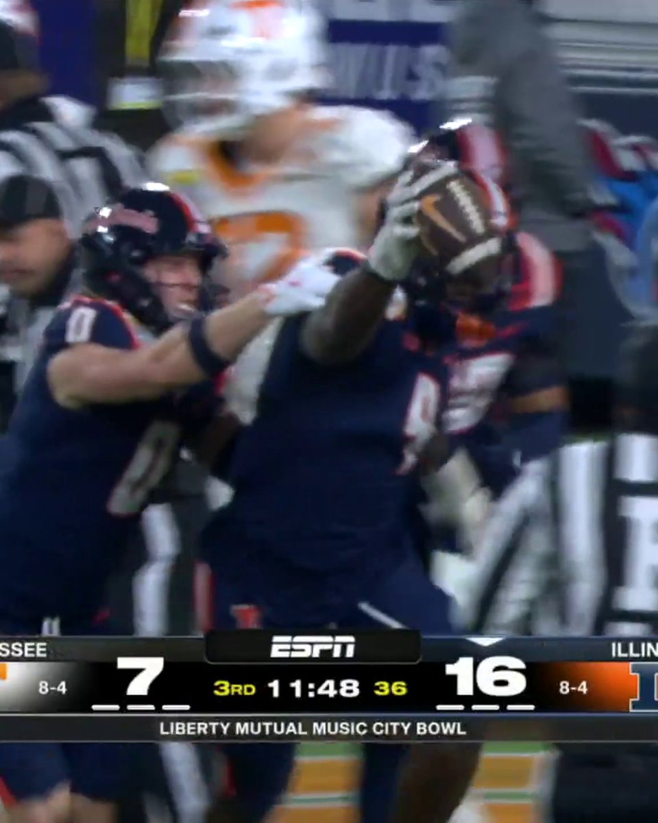 STRIP SACK TO THE HOUSE FOR ILLINOIS 😱🏠 Watch the Liberty Mutual Music City Bowl on ESPN and the ESPN App 🍿