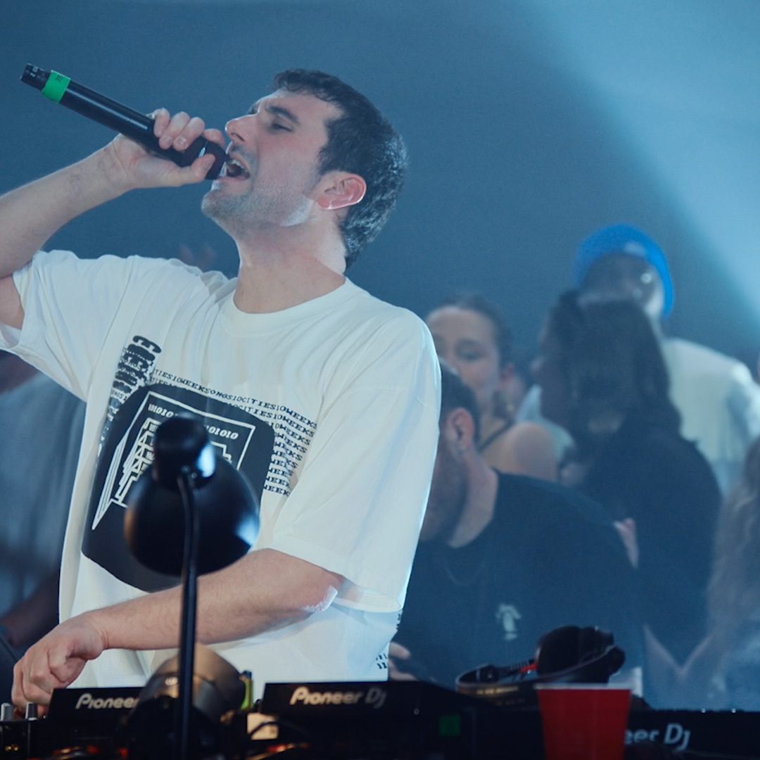 Celebrate New Year's Eve with @FredAgainAgain1's Dublin USB002 show streaming all day on Apple Music. Watch now. 🎊 #AppleMusicLive
