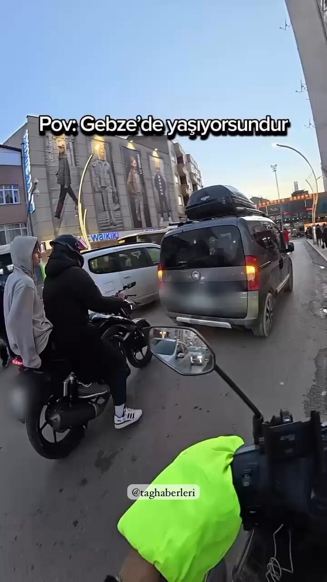 Gebze’de, aracına tekme atıp aynasını kırmaya çalışan motorcuya çarparak düşüren sürücü ile motorcu arasında tartışma yaşandı.