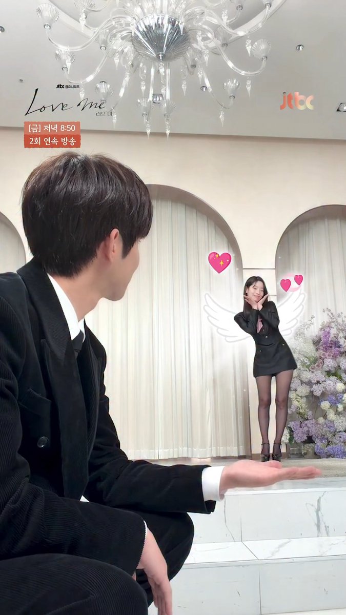 TINY DAHYUN IN HIS PALM SHE'S SO CUTE 😭🤏