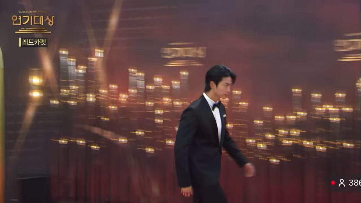 this guys never making red carpet serious😩😩 IT’S LIKE BEING CUTE IS HIS MO #2PM #TAECYEON