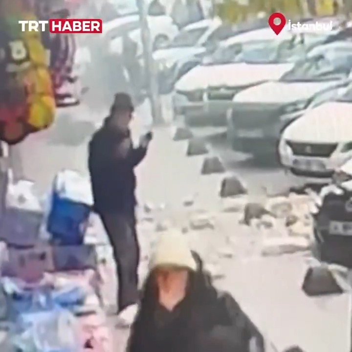İstanbul Güngören'de bir apartmanın 5. katının balkonu çöktü. Kaldırımda yürüyen vatandaşlar ölümden kıl payı kurtuldu.