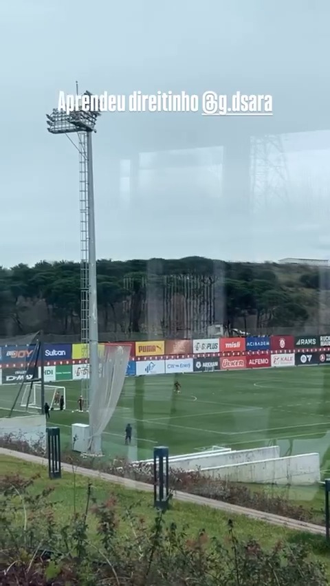 Gabriel Sara'nin ağabeyi, Kemerburgaz Metin Oktay Tesisleri'nde. 🎯 Sara, idman sonrası şut çalışması gerçekleştirdi.