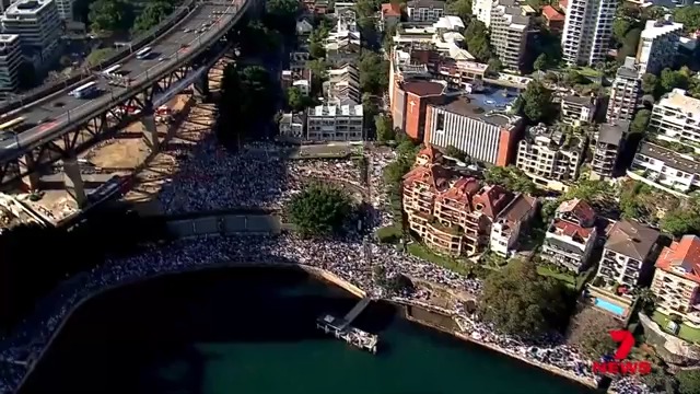 🇦🇺 | 2️⃣0️⃣2️⃣6️⃣ | AHORA: Un millón de personas se congregan en los miradores del puerto de Sídney para presenciar el espectáculo de fuegos artificiales de Nochevieja más espectacular del mundo.