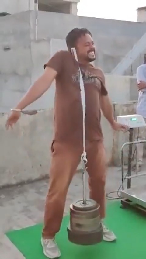 Heaviest weight lifted with one ear using a clamp 👂🏋️ 84.580 kg (186.46 lbs) by Amrik Singh 🇮🇳
